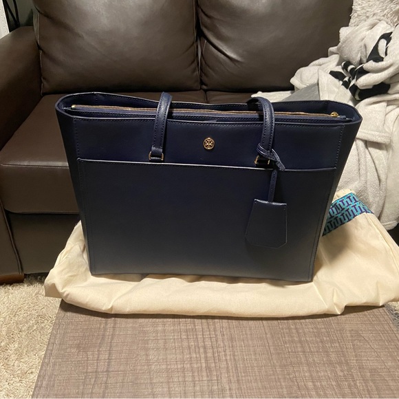 Tory Burch Handbags - Tory burch gently used Robinson tote. Navy blue